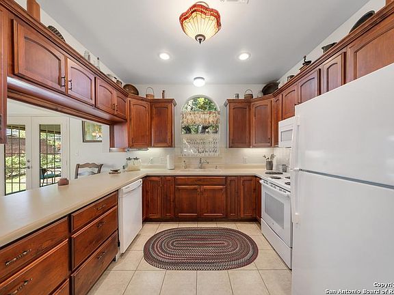 5th image of 2216 San Jacinto