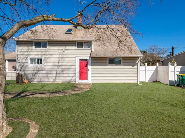 58 Huckleberry Ln, Levittown, PA 19055