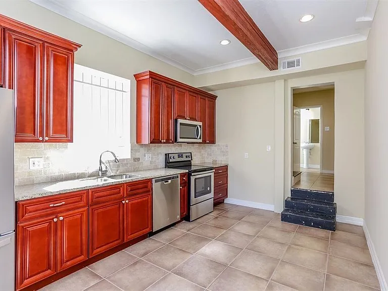 612 W Alabama St — Photo 3