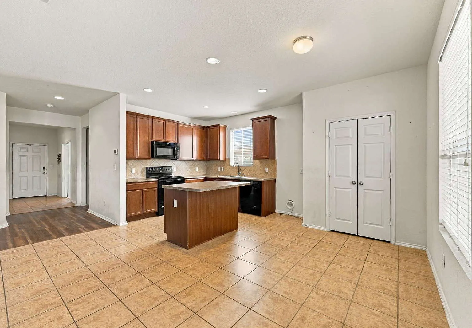 3 bed, 2.5 bath, 2307 sqft, $1,850 — Photo 3