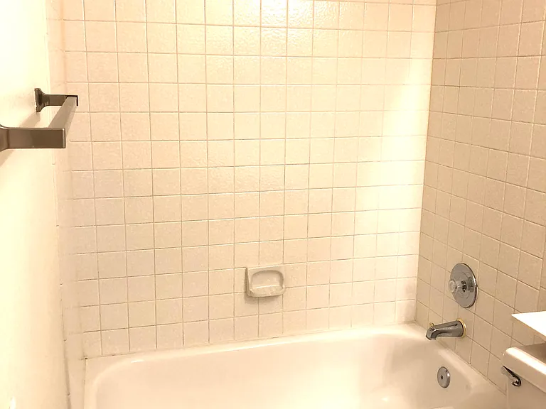 Bathroom 2 tub/shower