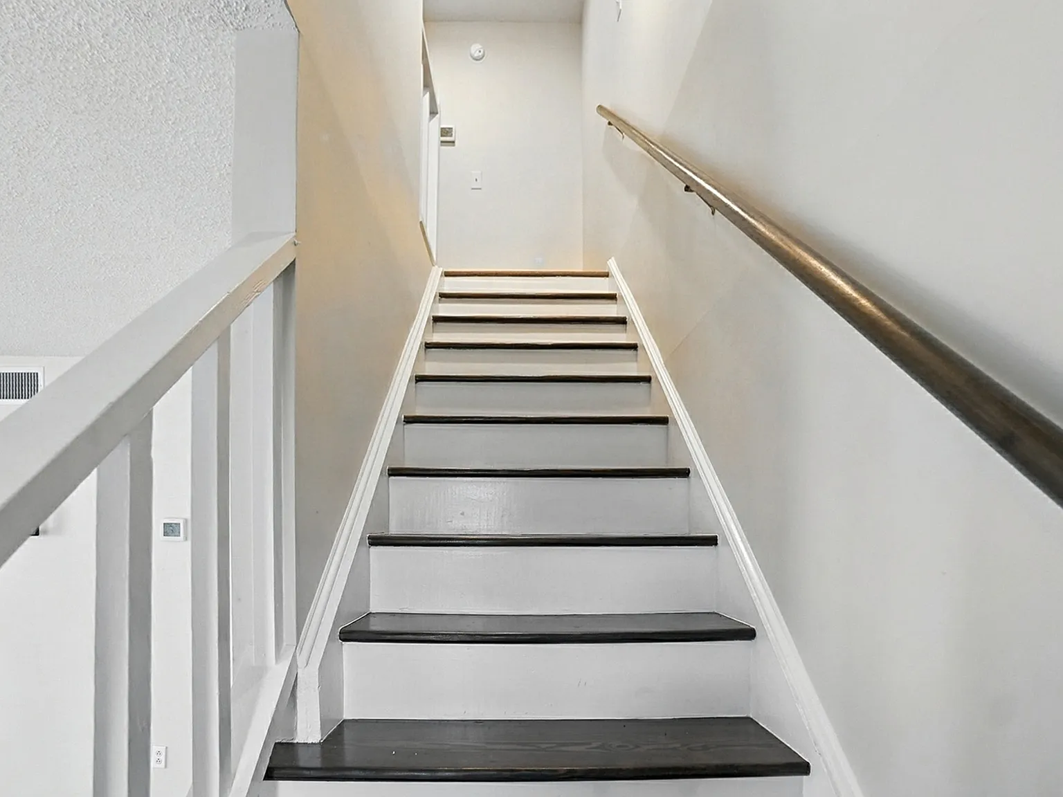 1101 Surry Ln — Photo 3