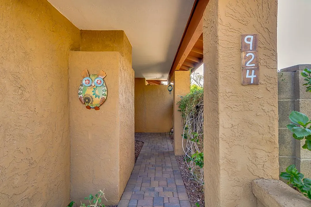 924 N 86th Way — Photo 3