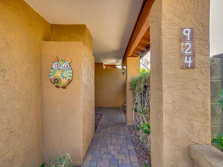 924 N 86th Way — Photo 3