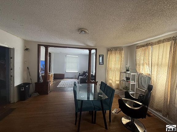 3rd image of 825 W 11th St