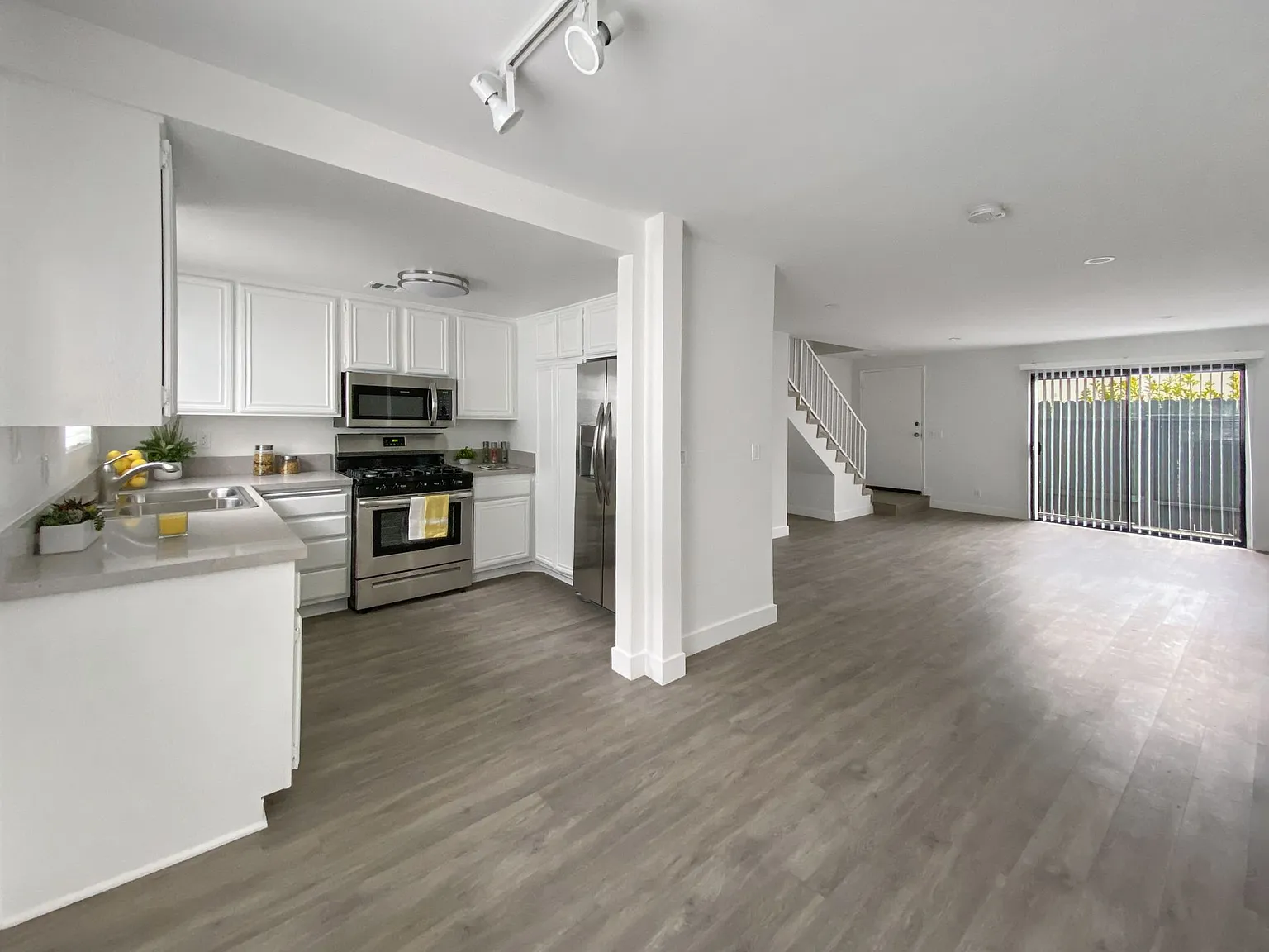 2 Bed, 2.5 Bath Townhouse Unit * North Glendale * Washer Dryer — Photo 1