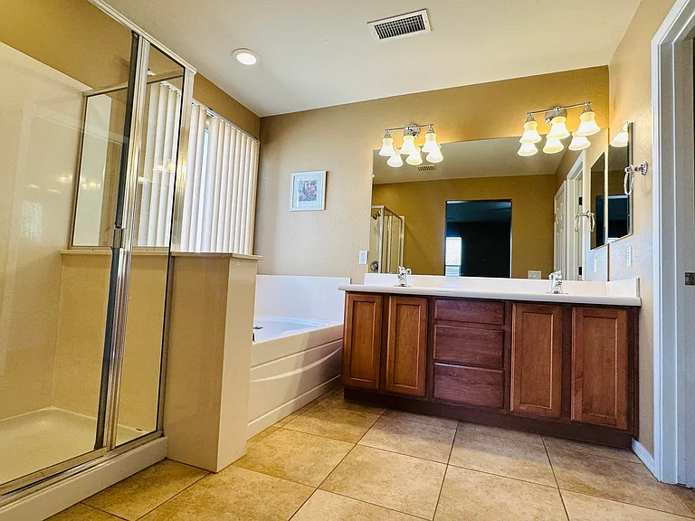 2138 W Marconi Ave — Photo 20