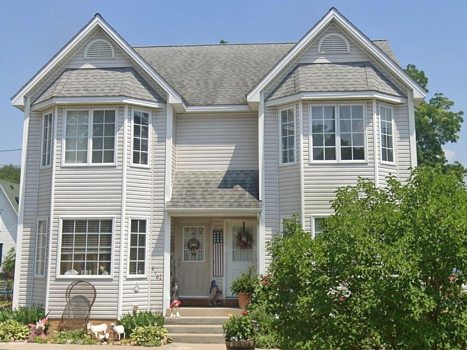 1st image of 216 N Hickory St