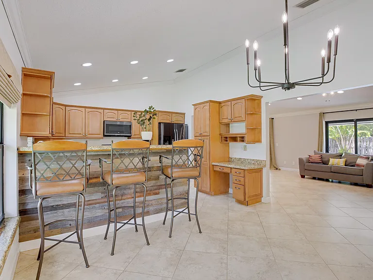 542 Indigo Ave — Photo 9