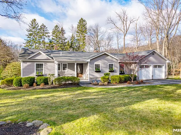 711 Beechcrest Dr, River Vale, NJ 07675