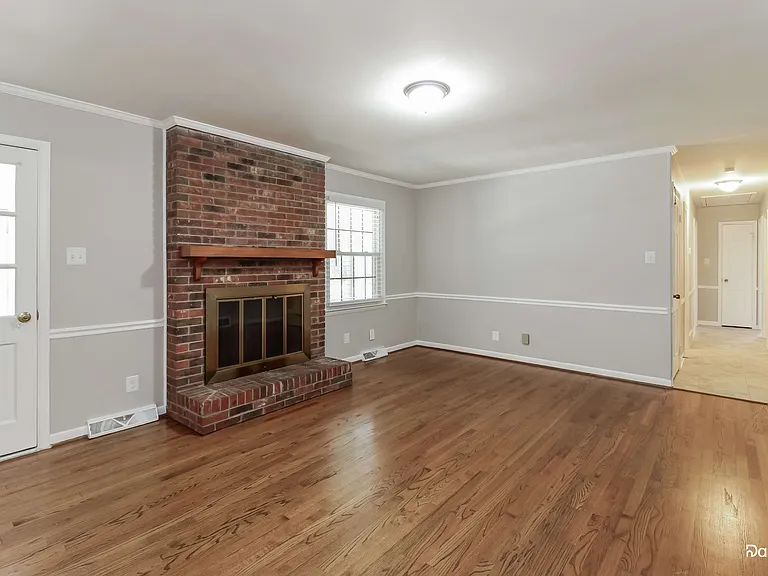 906 Meade Dr — Photo 5