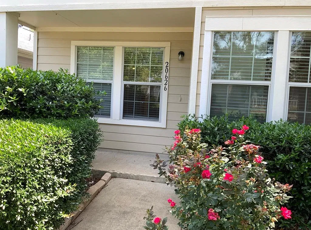 3 bed, 2.5 bath, 1884 sqft, $2,100 — Photo 3