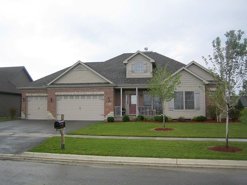 3 Bedrooms w/2nd Floor Bonus Room!