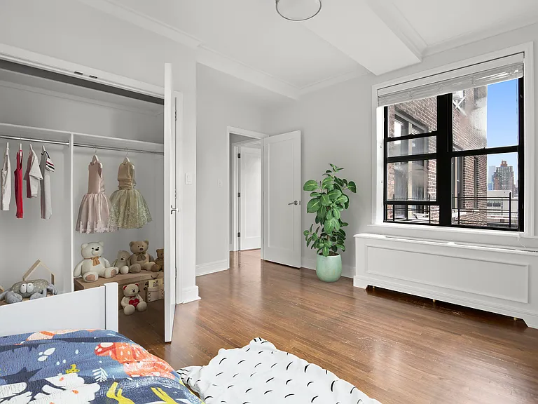 210 W 70th St #1403 — Photo 11