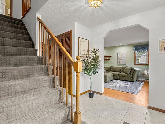 3rd image of 125 Oak Hill Dr