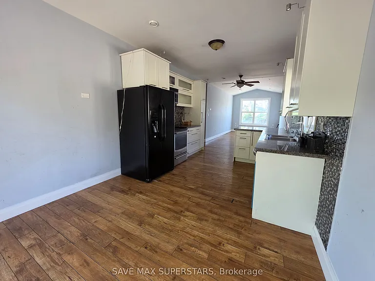 222 Phillips St #UPPER — Photo 13