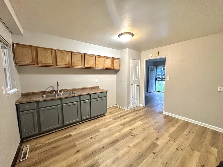 816 E 35th Ct — Photo 3