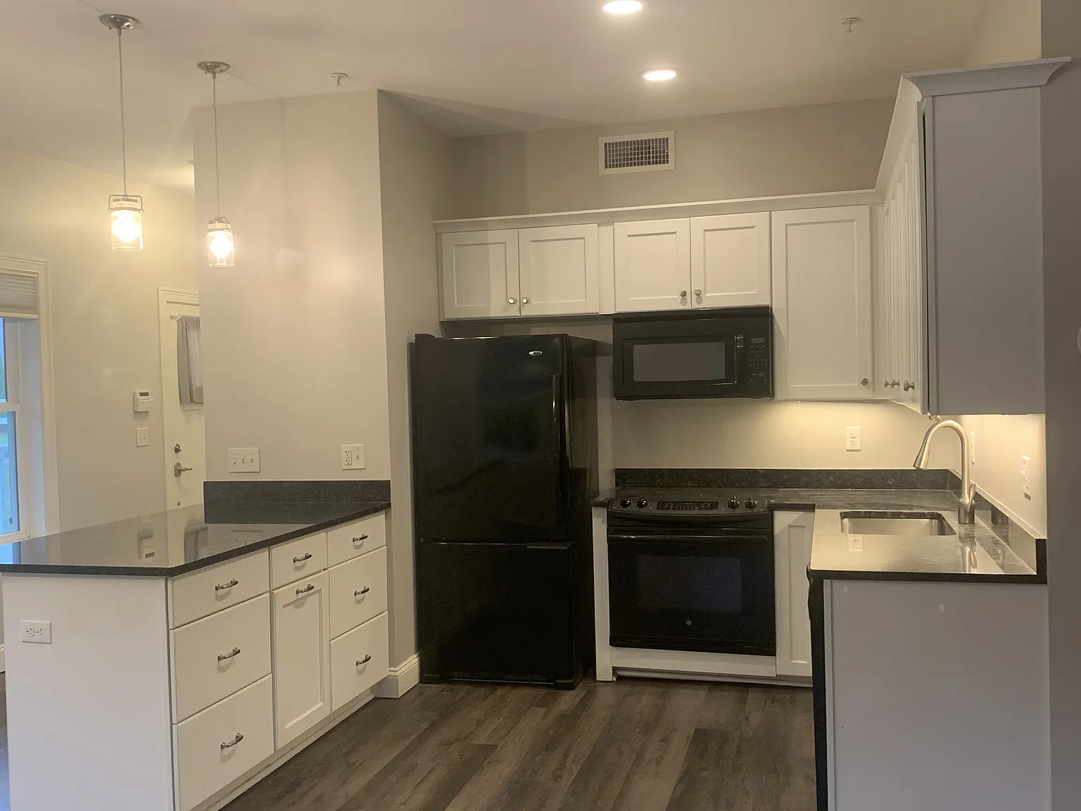 502 Edgewater Cir — Photo 4