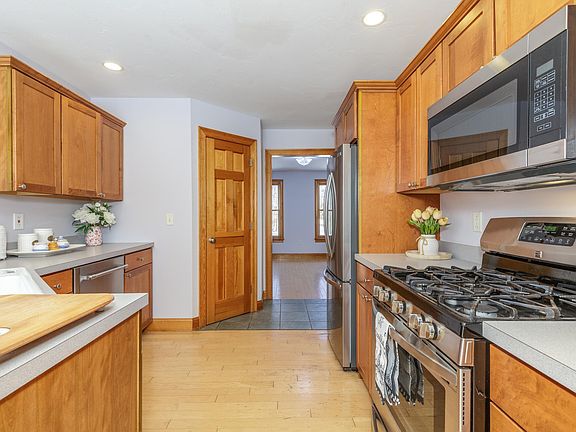 3rd image of 762 Robinson Road