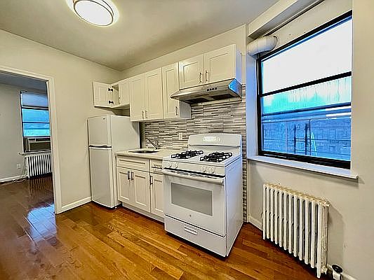 4th image of 37 Catherine St APT 6C