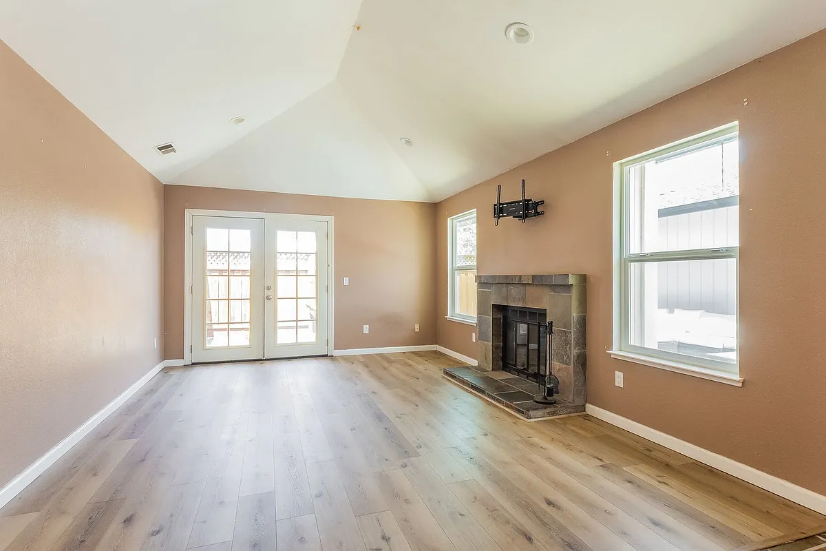 Building Photo - 2048 Pinercrest Dr