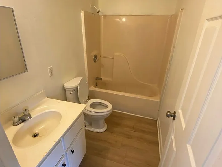 Golden Maple Apartments — Photo 19