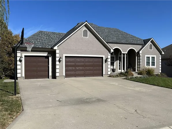 2637 SW Carlton Dr, Lees Summit, MO 64082