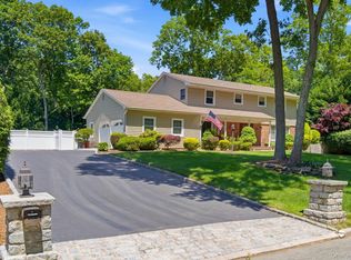 1 Regal Ct, Saint James, NY 11780