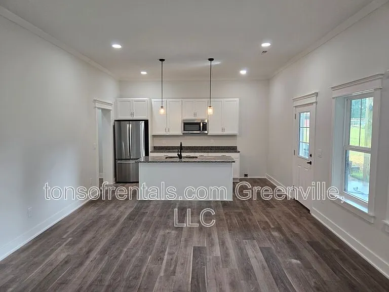 890 Crenshaw St — Photo 13