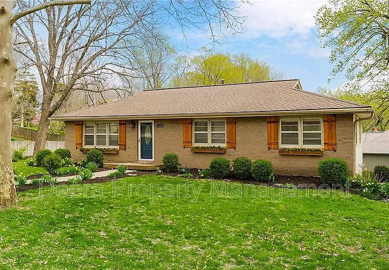 1305 Craig Dr — Photo 2