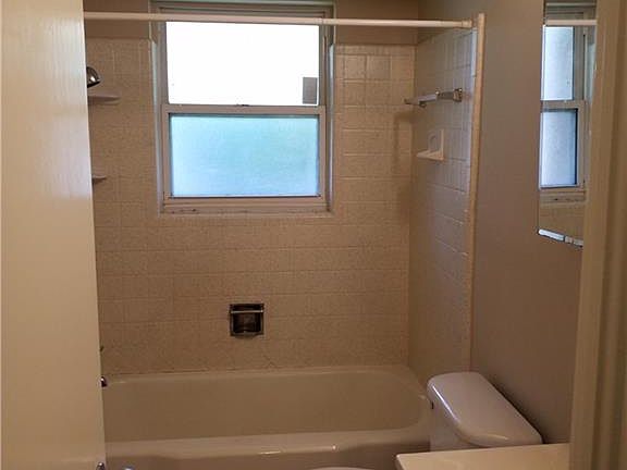 5th image of 2404 Hartline Dr