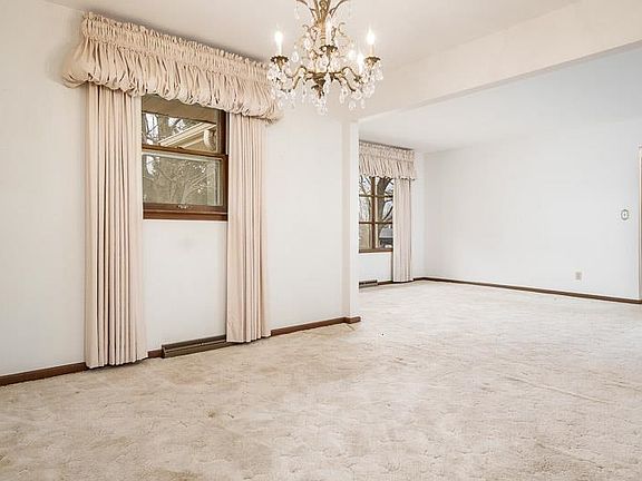 4th image of 1110 Roxbury Close