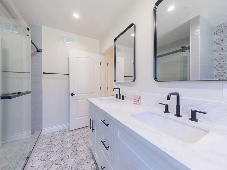 2043 Alpha St — Photo 10