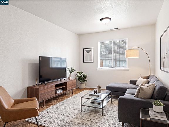 4th image of 3564 Smith St
