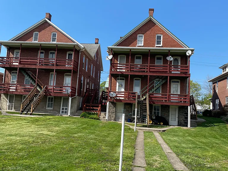 223 E Middle St — Photo 1