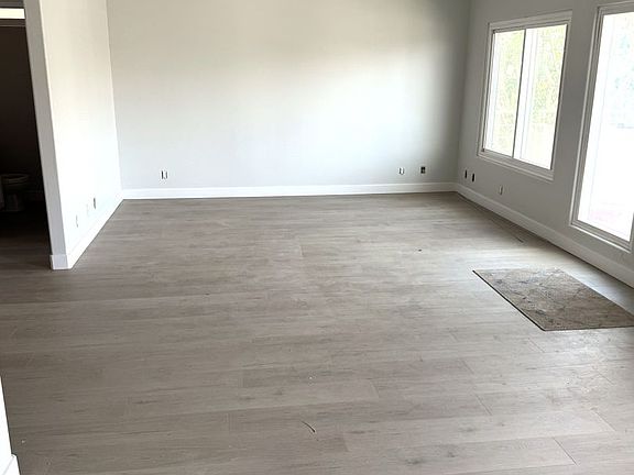 3rd image of 811 Main St