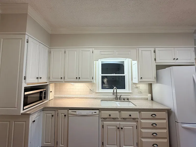 1009 Williamsburg Dr — Photo 8