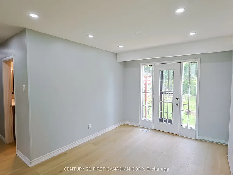 268 Burlington Cres #UPPER — Photo 10