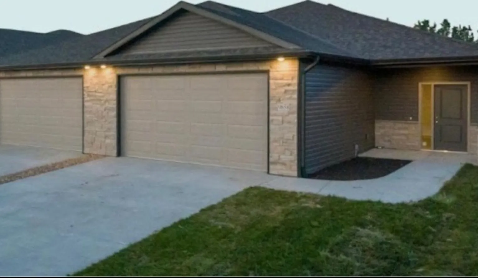 Brand New 3 bedroom/3 bathroom ranch townhome in Waverly — Photo 1