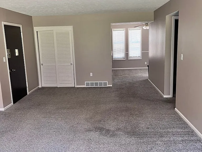 Bristol Square Apartments — Photo 252