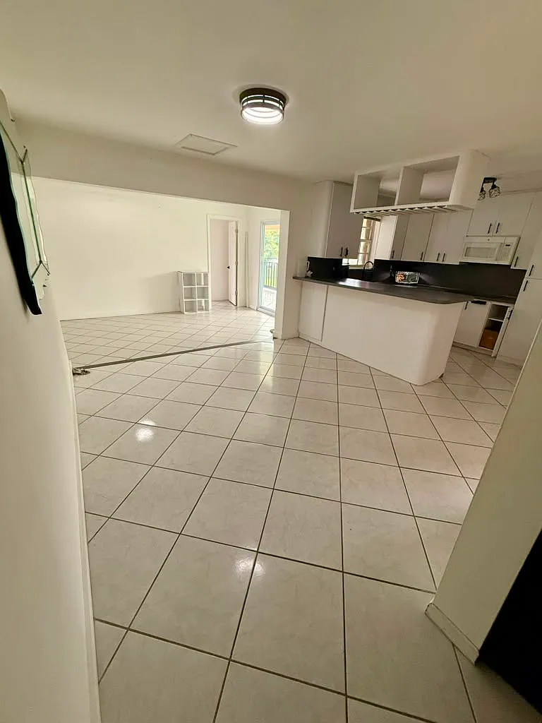 2 bed, 950 sqft, $2,300 — Photo 3