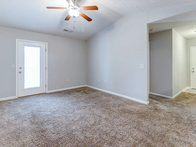 Crossroads Apartments — Photo 15