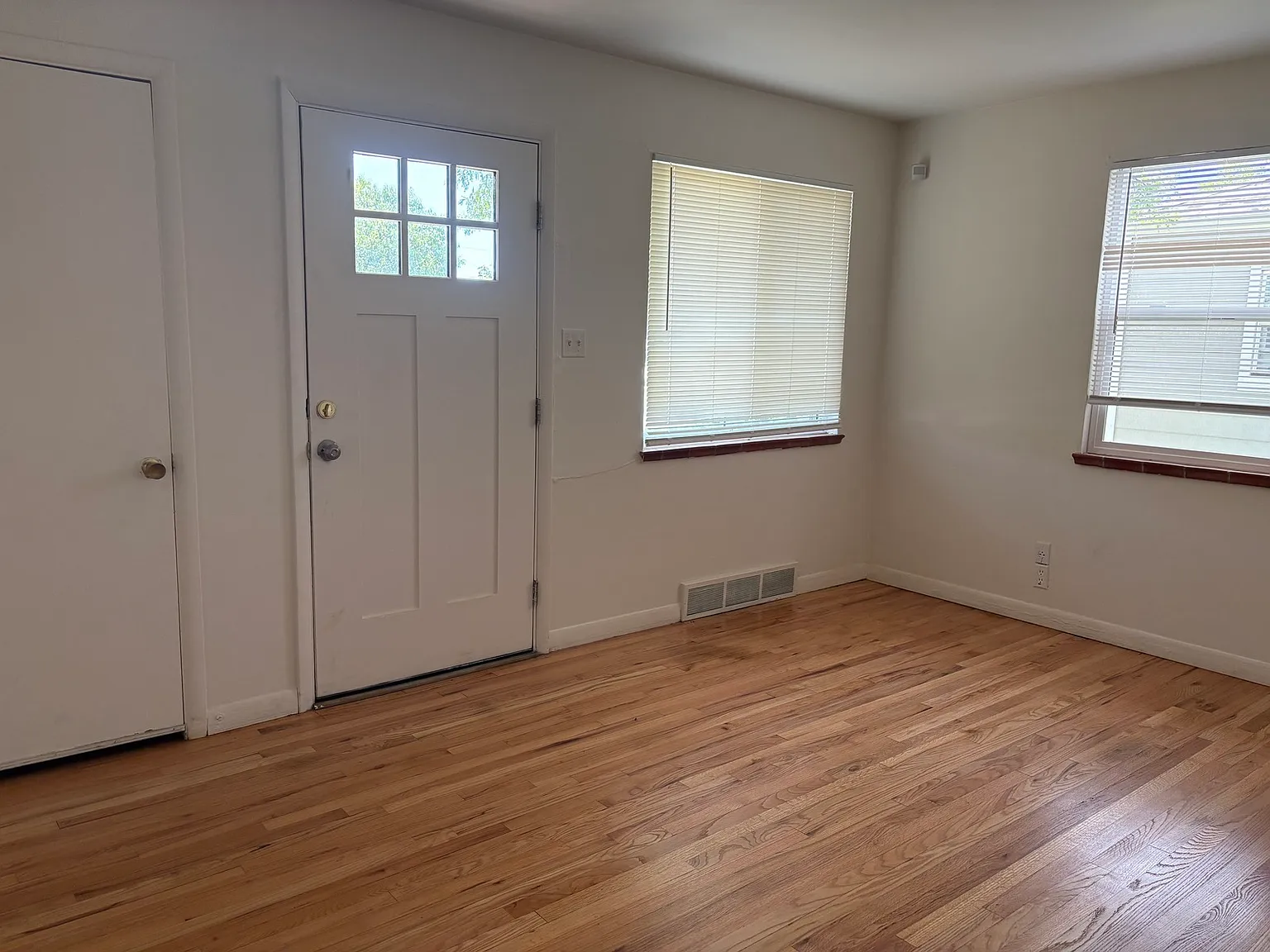 2 bed, 1.0 bath, 1200 sqft, $1,900 — Photo 3