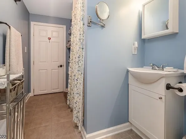 (undisclosed Address), Bloomsbury, NJ 08804