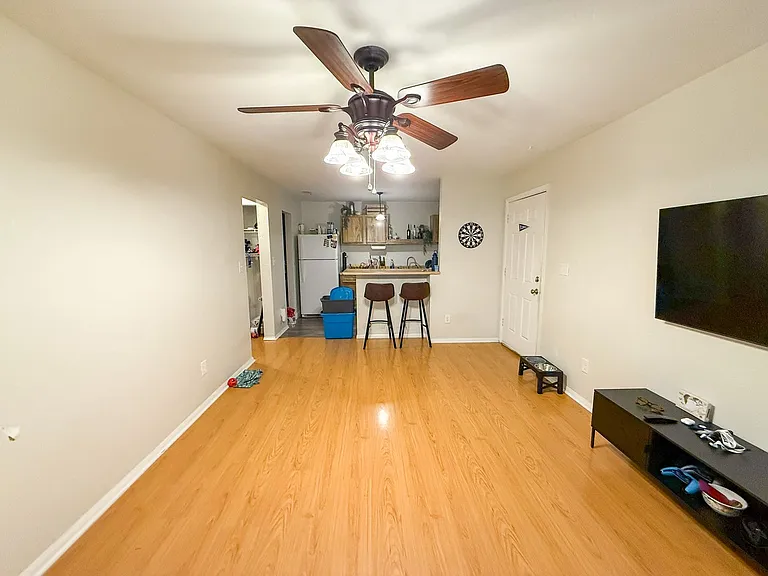1015 SW 9th St #D22 — Photo 1