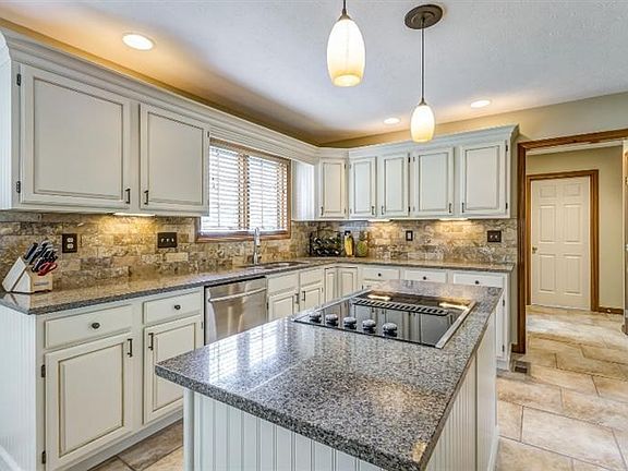 4th image of 208 Babington Ct