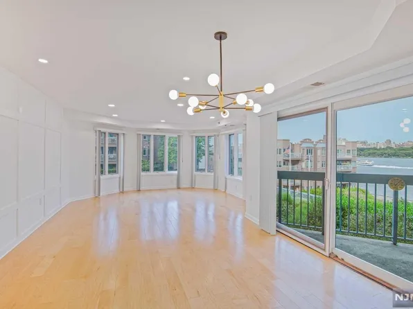 403 Rutledge Ct, Edgewater, NJ 07020