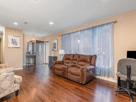 5th image of 2136 Oakridge Dr