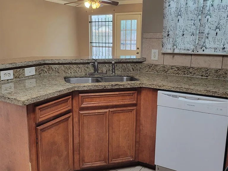 4611 Knoxville St — Photo 9