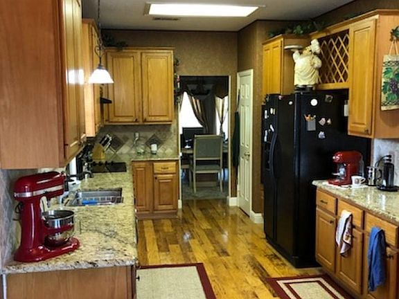 2nd image of 1800 Robin Ln